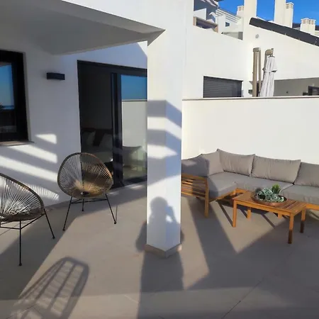 شقة A Penthouse With An Ocean View إِستيبونا
